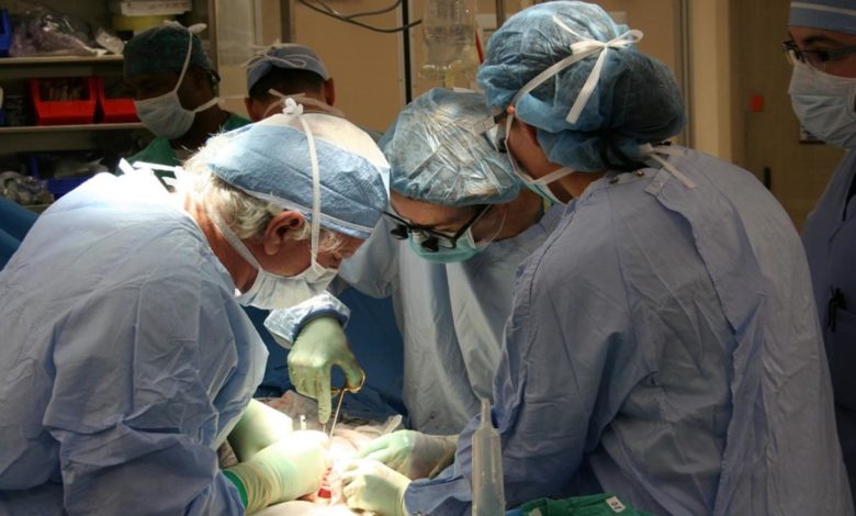 Mujer muere tras recibir trasplante de pulmones infectados con COVID-19