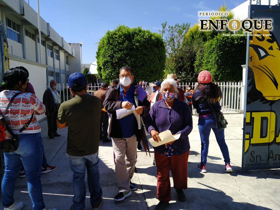 Foto: Omar Sánchez Agradecen abuelitos vacuna antiCovid-19 en San Andrés Cholula, tras horas de espera