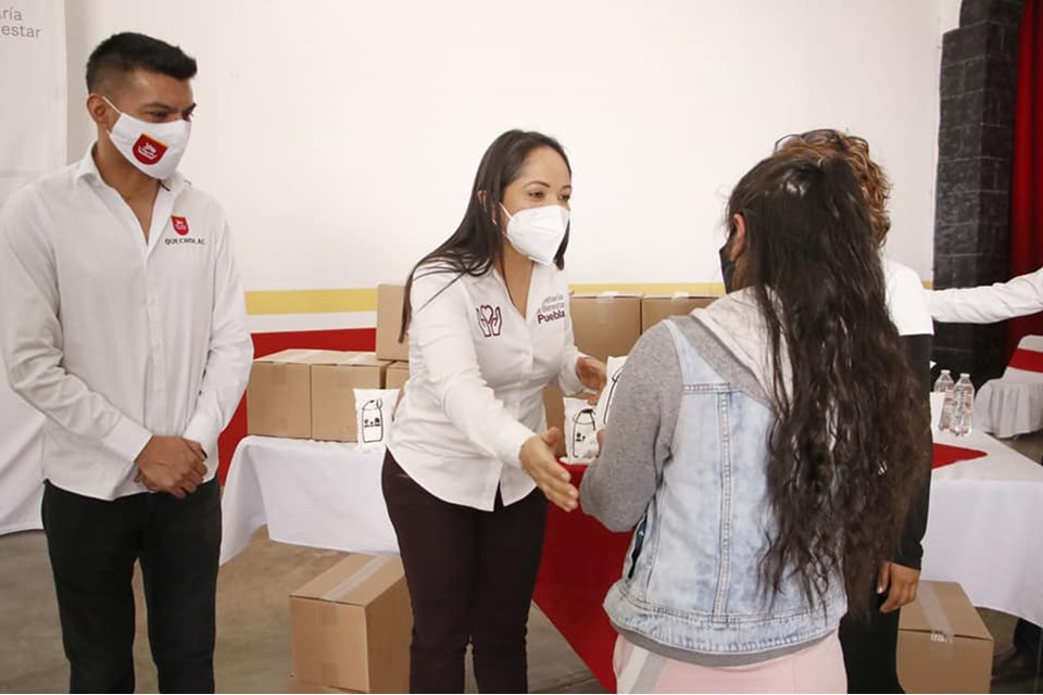Foto: Cortesía Entrega Secretaría de Bienestar leche a vecinos de Quecholac