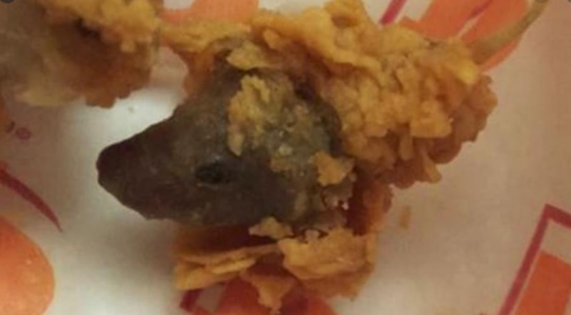 Foto: Cortesía Denuncian "ratón empanizado" en un pedido de boneless de una cadena de restaurantes