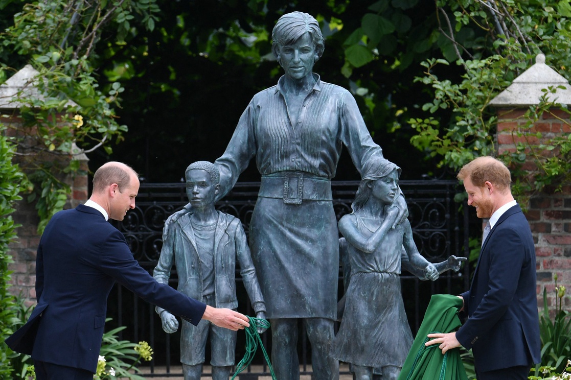 Por: Cortesía Guillermo y Enrique develan estatua de la princesa Diana