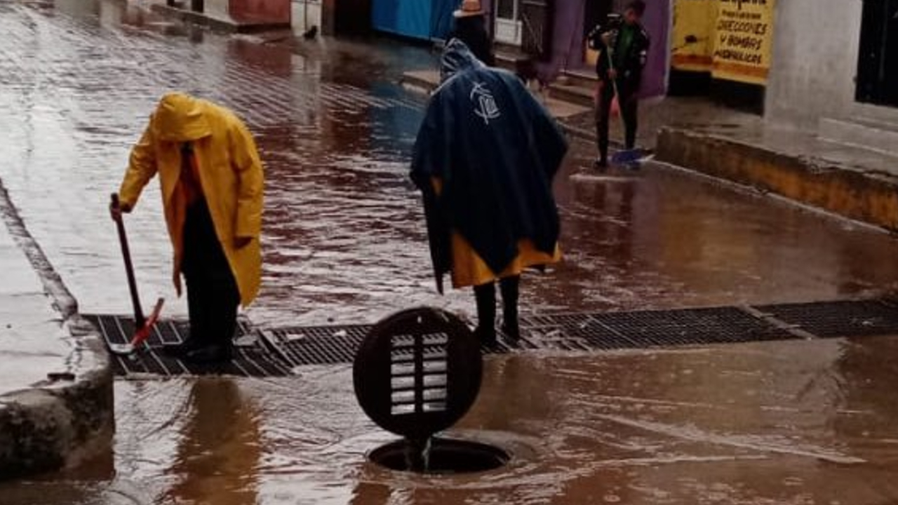 Por: Cortesía Brigadas de seguridad de San Pedro Cholula impiden la obstrucción del drenaje