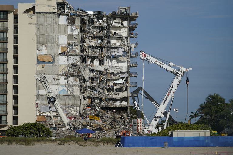 Por: Cortesía Suspenden misión de búsqueda y rescate en Miami; alistan demolición de edificio