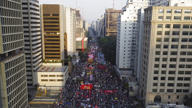 Por: Cortesía Salen a las calles en Brasil para exigir la destitución de Bolsonaro por #CovaxinGate