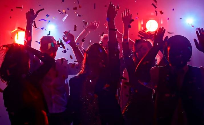 Tras fiesta, registran al menos 180 positivos al Covid-19 en Países Bajos