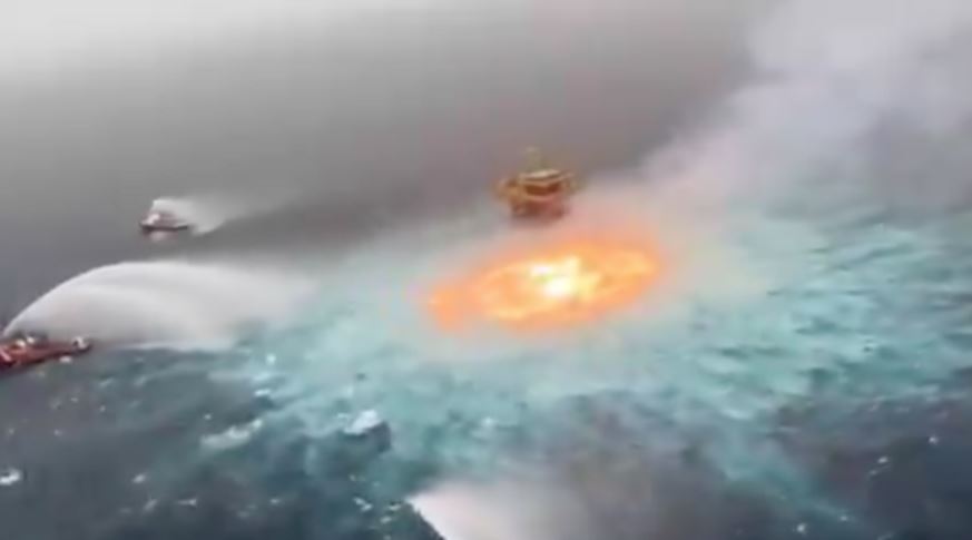 Incendio en ducto de Pemex, ocasionado por tormenta y fuga de gas