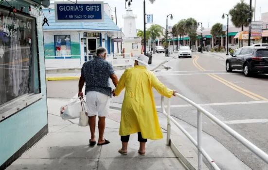 "Elsa" pierde categoría de huracán antes de tocar tierra en Florida
