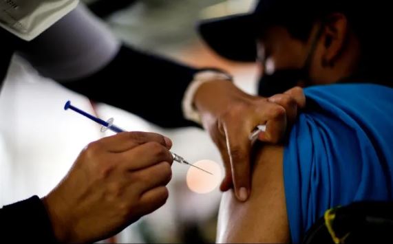 Postración, entre las dudas de los jóvenes sobre la vacunación