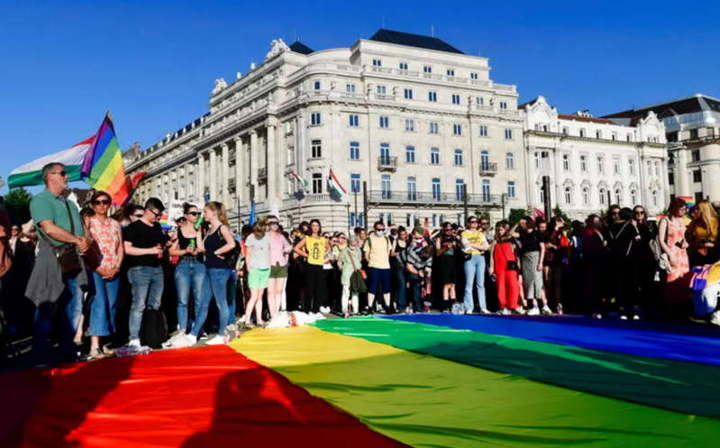Por: Cortesía Imponen multa en Hungría por libro que “promueve” la homosexualidad