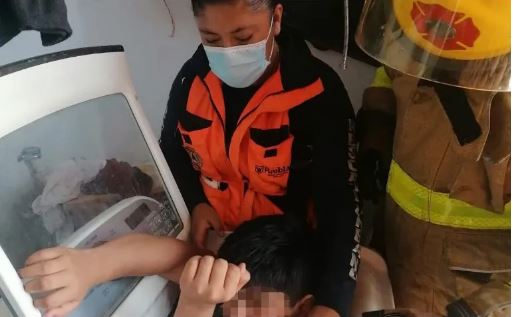 Niño queda atrapado en una lavadora en Puebla