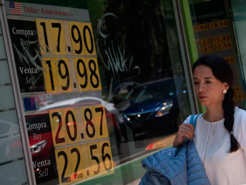 Cae el peso, pero se mantiene por debajo de $20 por dólar