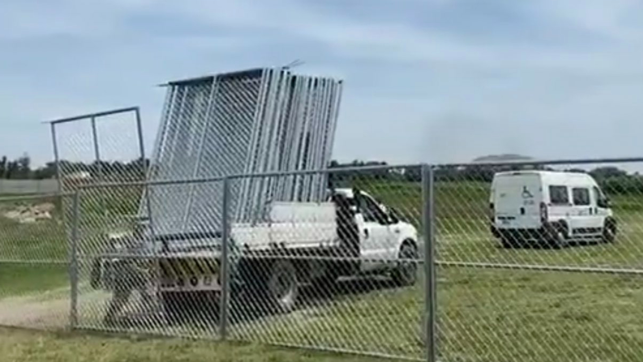 Por: Cortesía Instalan Malla de Protección alrededor de la zona del desastre del Socavón en Juan C Bonilla
