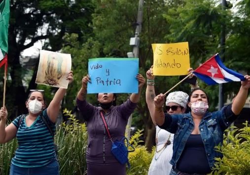 Manifestantes chocan en la Embajada de Cuba en México