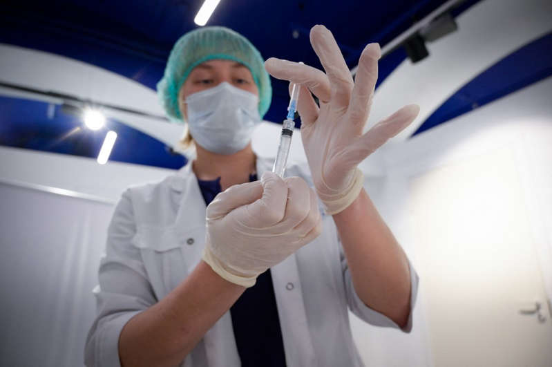 Por: Cortesía Aplicarse dos dosis de vacuna anticovid es "vital" ante variante Delta: regulador europeo