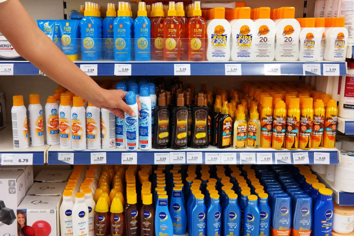 Johnson & Johnson retira cinco cremas solares tras detectar elemento cancerígeno