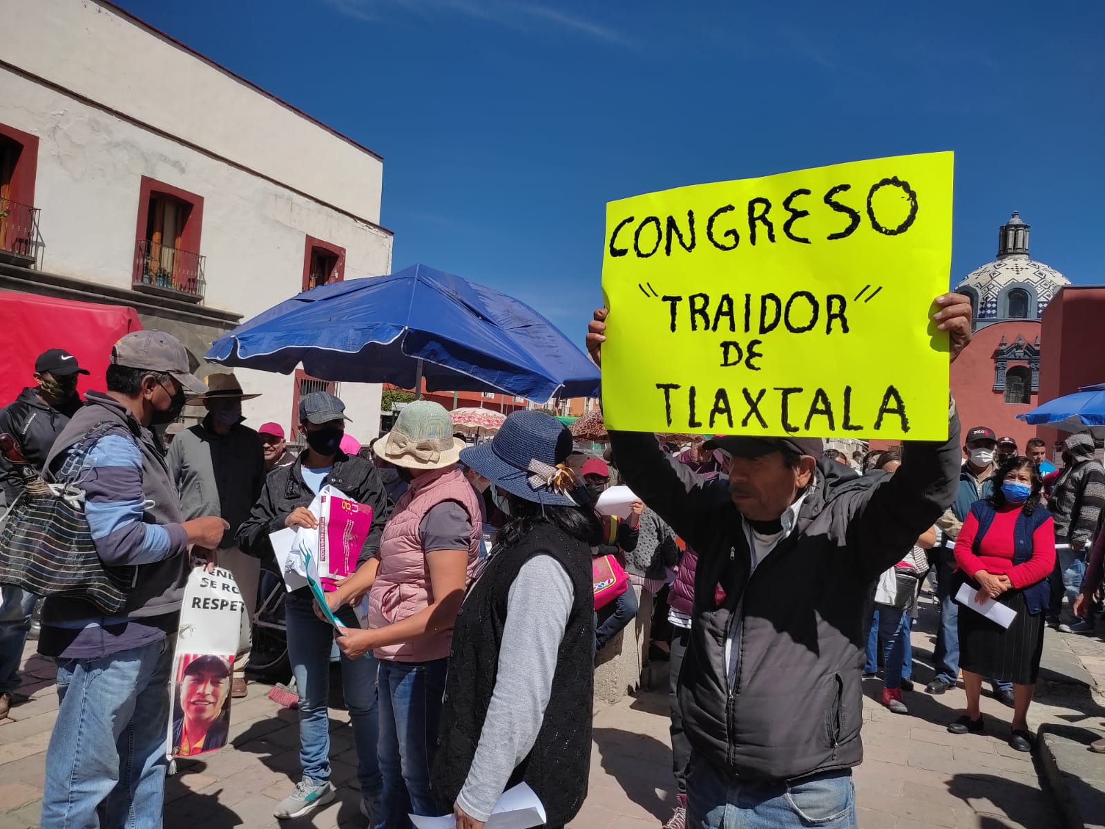 Incrementan protestas contra alcalde de Xicohtzinco, vecinos tunden a diputados 