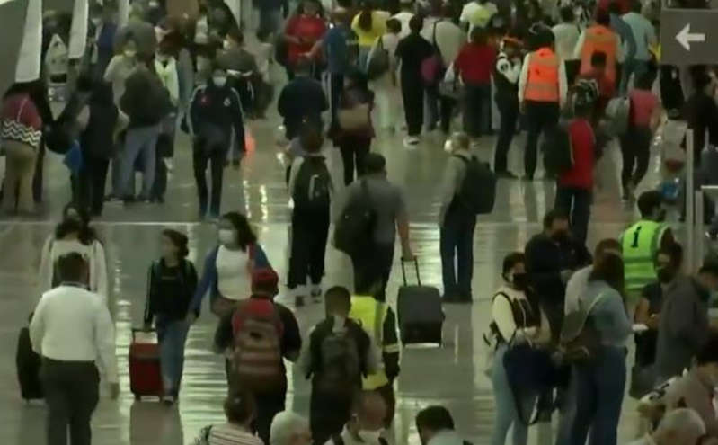 Por: Cortesía Pese tercera ola de COVID-19, viajeros abarrotan AICM por vacaciones de verano