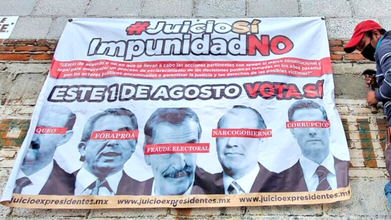 Por: Cortesía En Cuautlancingo abundan mantas alusivas a la encuesta para enjuiciar a expresidentes