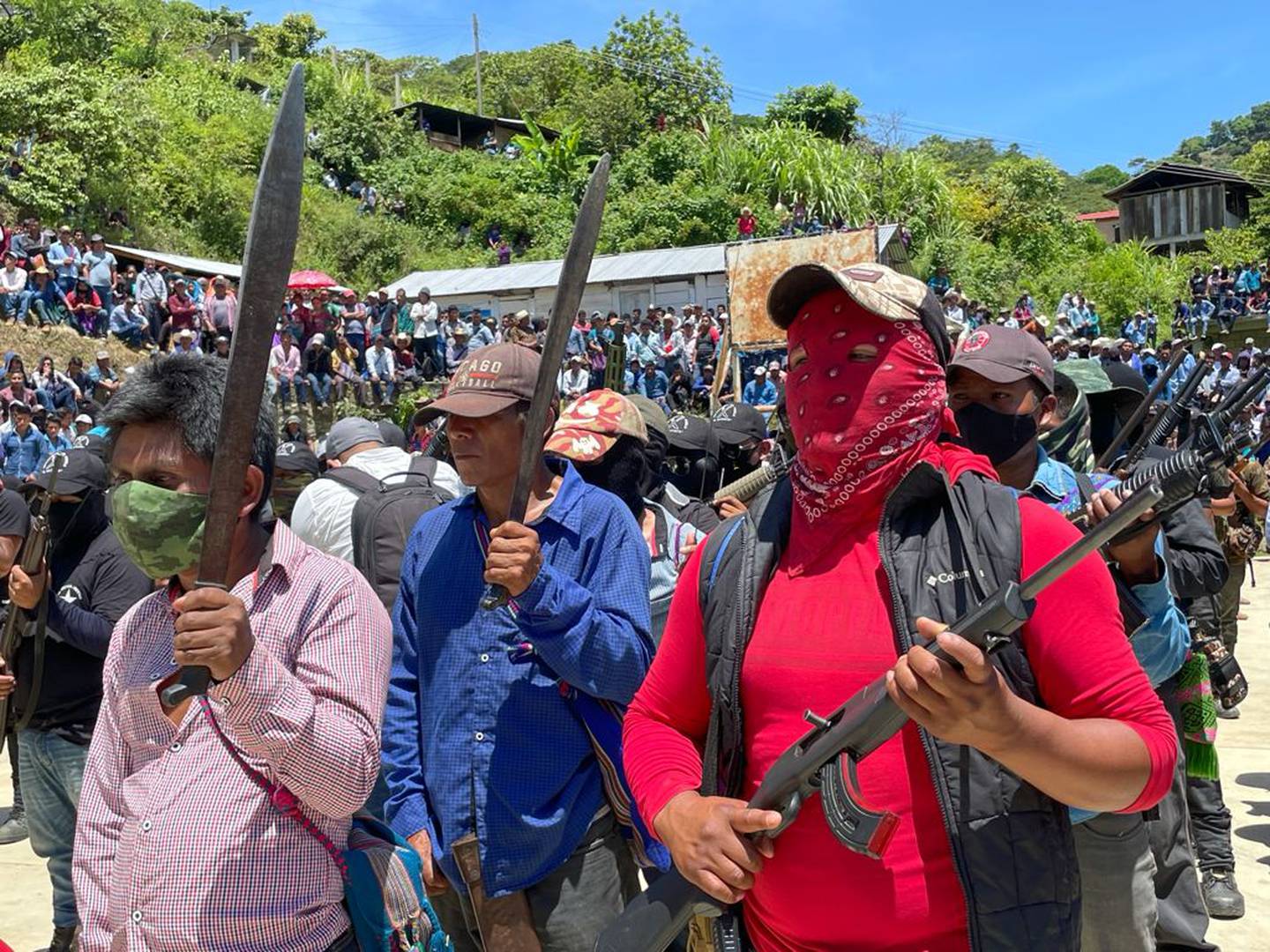 Por: Cortesía Aparecen con machetes y paliacates autodefensas de Chiapas