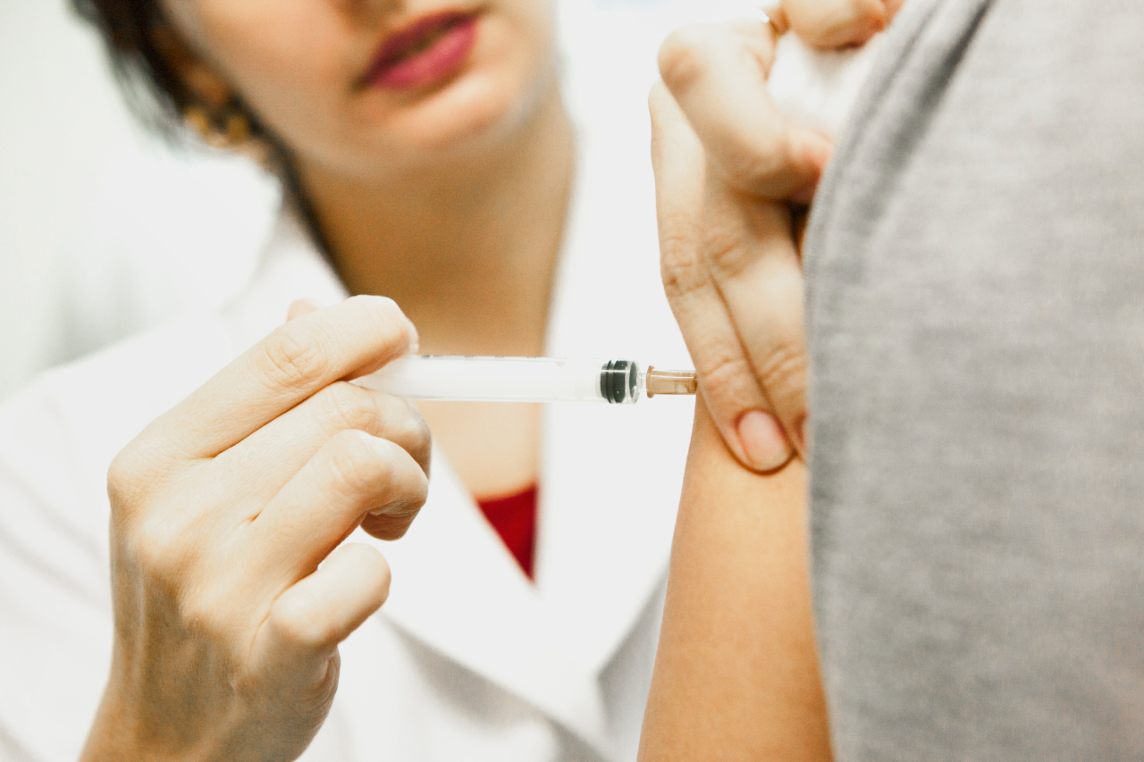 Por: Cortesía No vacunarán contra el COVID-19 a menores de 18 años: Reino Unido