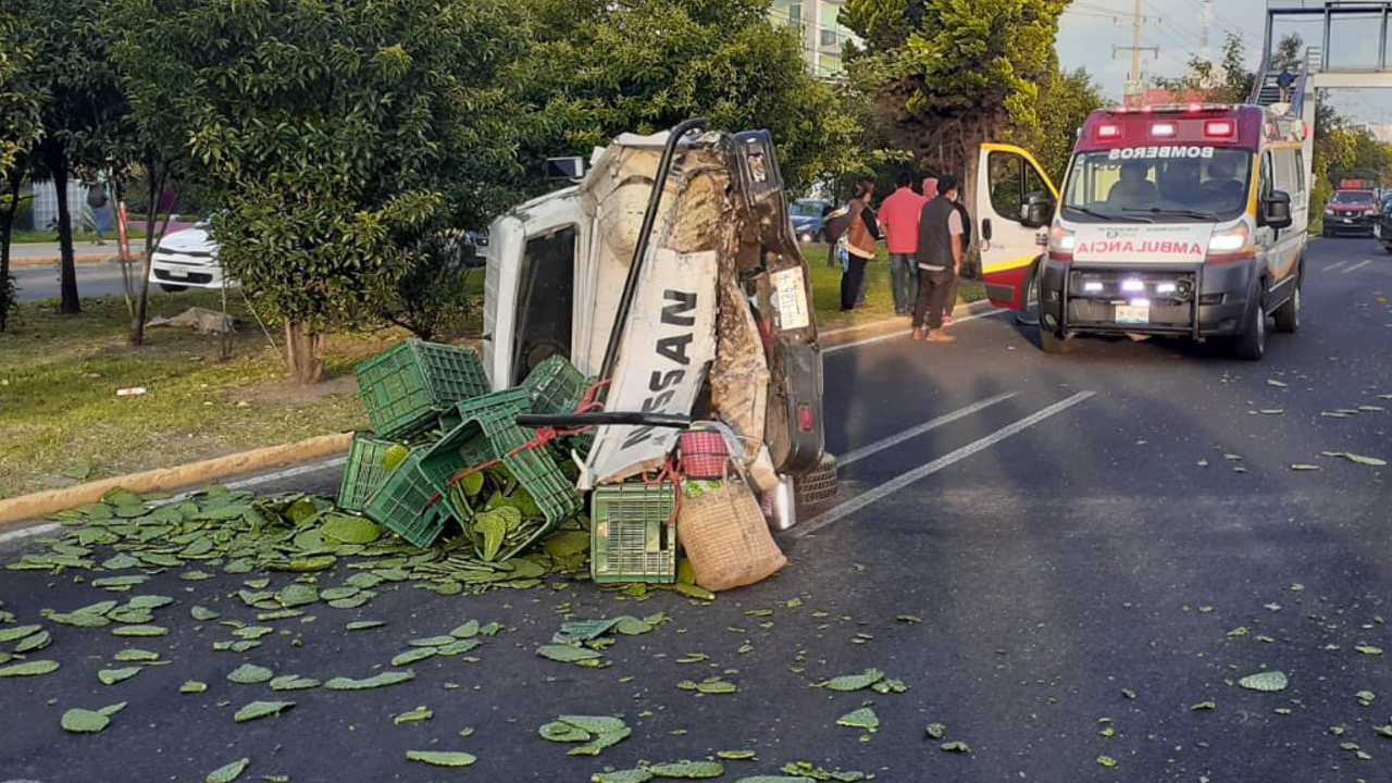 Por: Cortesía Camión de Nopales se volcó en la Recta Cholula