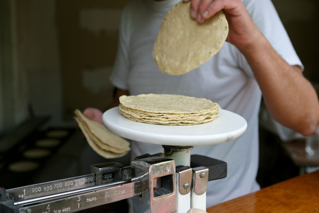 Por: Cortesía Familias pagan a 22 pesos el kilo de tortilla por aumento de precio en la materia prima y gas LP en México