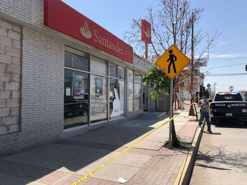 Por: Cortesía Se cae techo de sucursal bancaria dejando 4 heridos