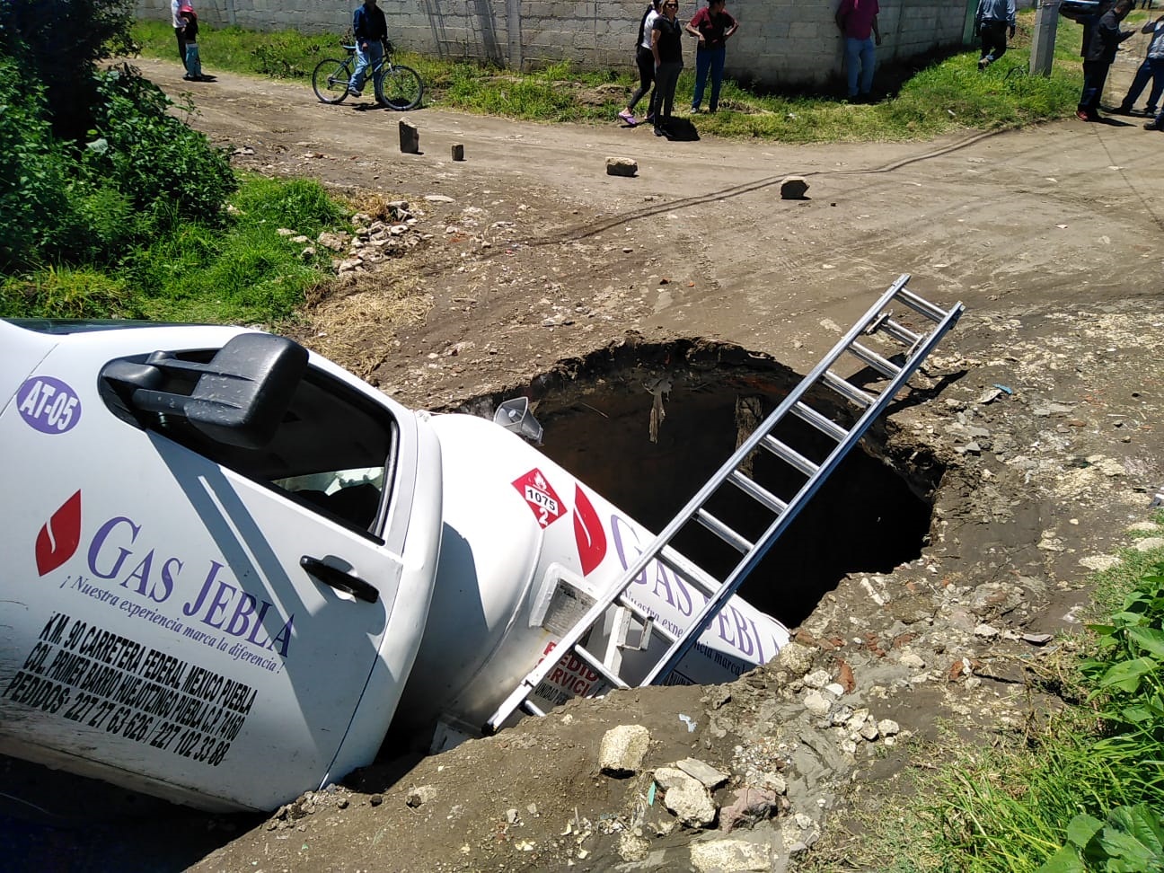 Por: Cortesía Nuevo socavón en Huejotzingo se traga pipa de gas