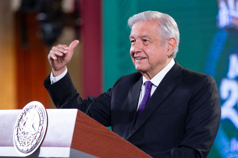 Por: Cortesía 'Pilotos quedaron satisfechos con Aeropuerto de Santa Lucía'; AMLO
