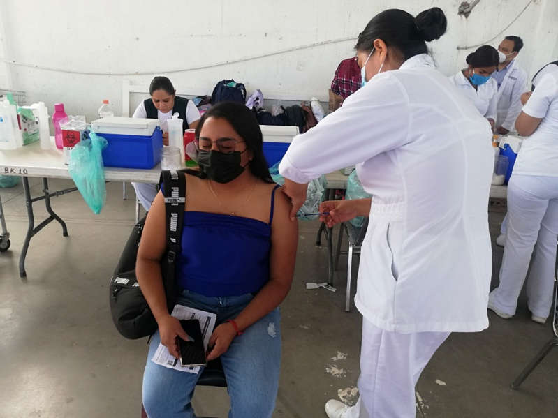 Por: Cortesía Los jóvenes son más propensos a sentirse mal por vacuna covid