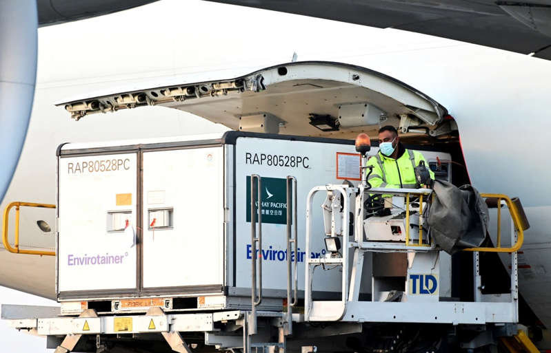 Llega lote de 2 millones de vacunas Sinovac a AICM