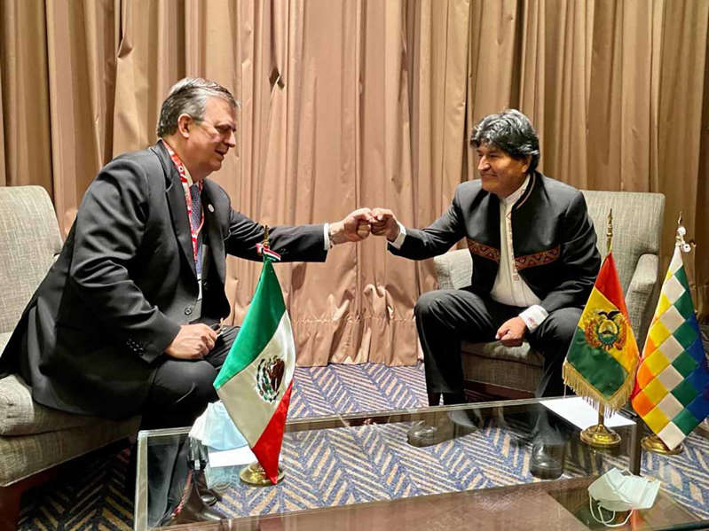 Por: Cortesía Marcelo Ebrard se reune con Evo Morales en Perú