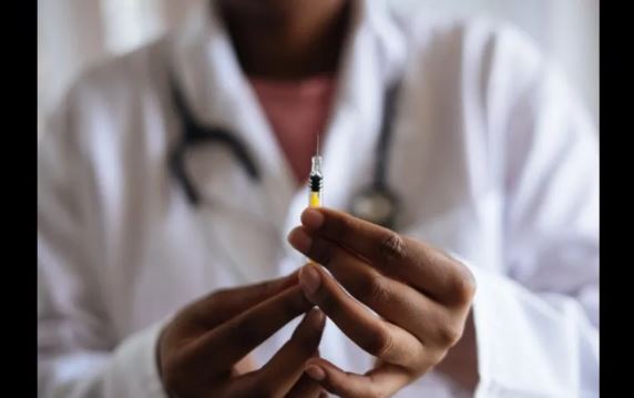 Reino Unido prepara nueve millones de vacunas AstraZeneca para el extranjero: Covid-19