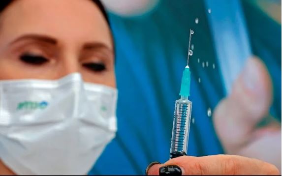 Autorizan aplicación de tercera dosis de vacuna a mayores de 60 años: Israel 