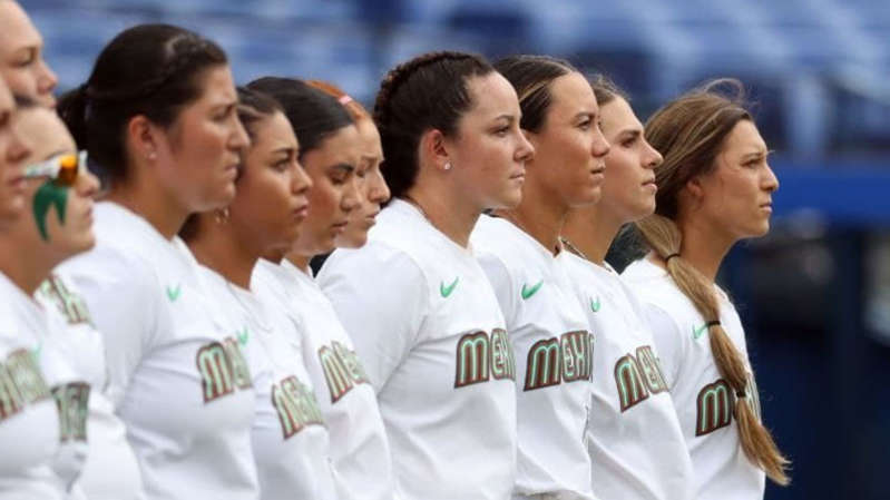 Por: Cortesía Atletas mexicanas de softbol tiran uniformes a la basura