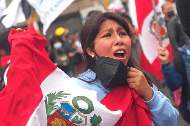 El profesor de origen campesino jura como presidente en Perú