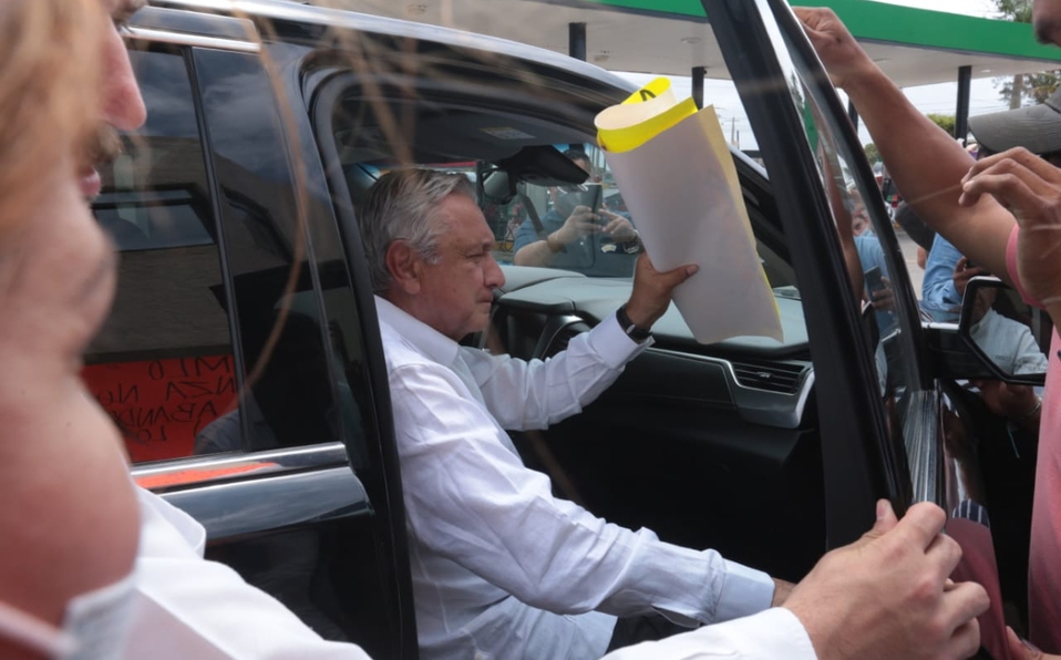 Por: Cortesía AMLO aborda vuelo a Veracruz para encabezar ceremonia por el Día de la Marina Nacional