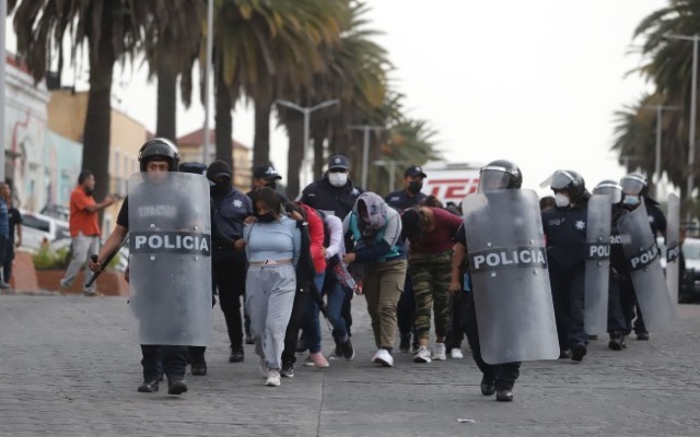 Por: EsImagen Barbosa descarta violencia contra normalistas de Teteles tras protesta en Casa Aguayo