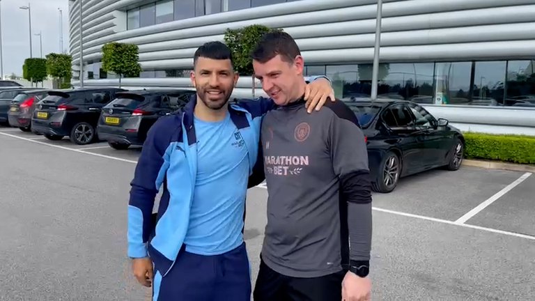 Por: Cortesía "Tu auto, put*": Frase del Kun Agüero cuando entregó premio del sorteo para empleados del City (Video)