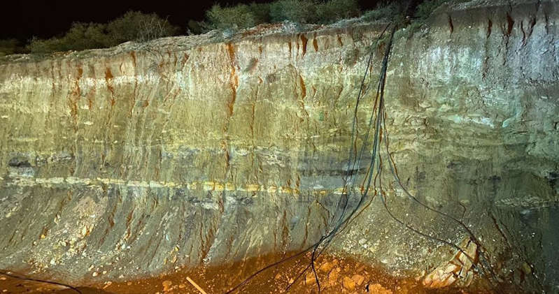 Mineros se acercan a las 24 horas atrapados. Los buscan con vida