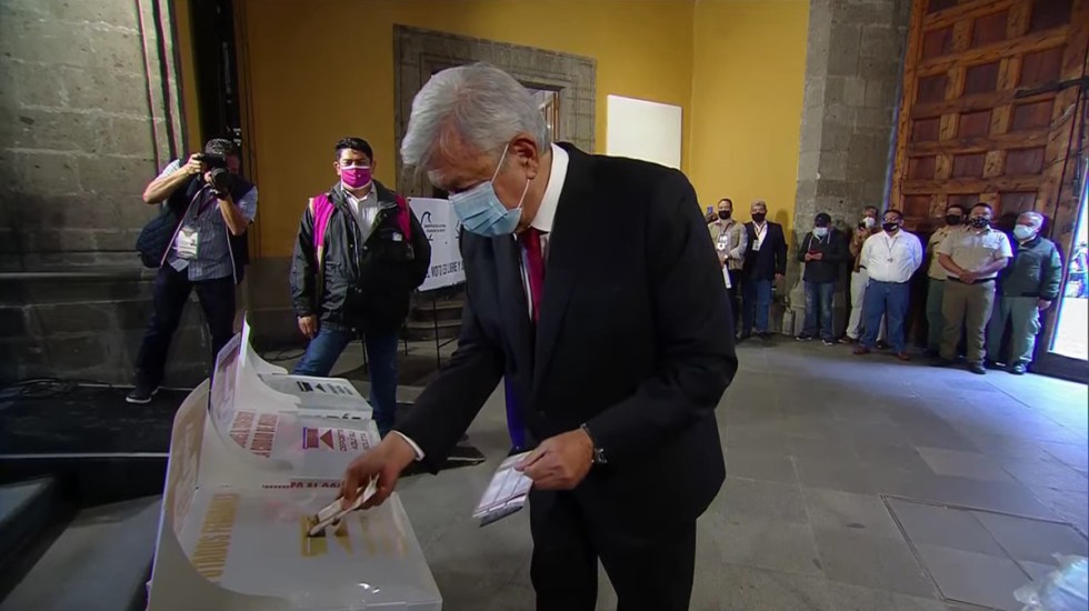 Por: Cortesía ¡Que viva la democracia! Pidió AMLO al emitir su voto