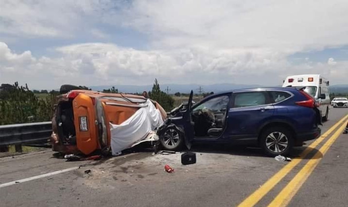 Por: Cortesía Dos vehículos se impactaron de frente en la autopista Amozoc-Perote; cinco personas perdieron la vida