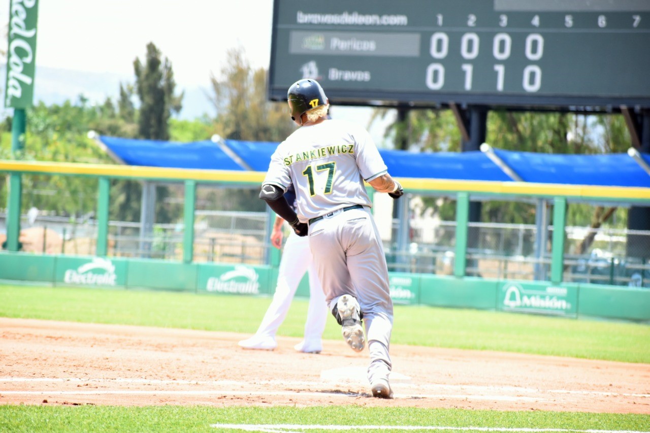 Por: Cortesía Pericos terminó desplumado en León, pero sigue de líder sureño