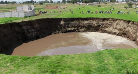 Enorme socavón sigue creciendo por causas desconocidas en México