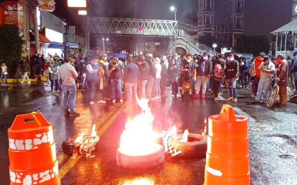 Por: Cortesía Ciudadanos de Xicohtzinco se manifestaron y cerraron la carretera federal Puebla-Tlaxcala exigiendo que se realicen elecciones extraordinarias