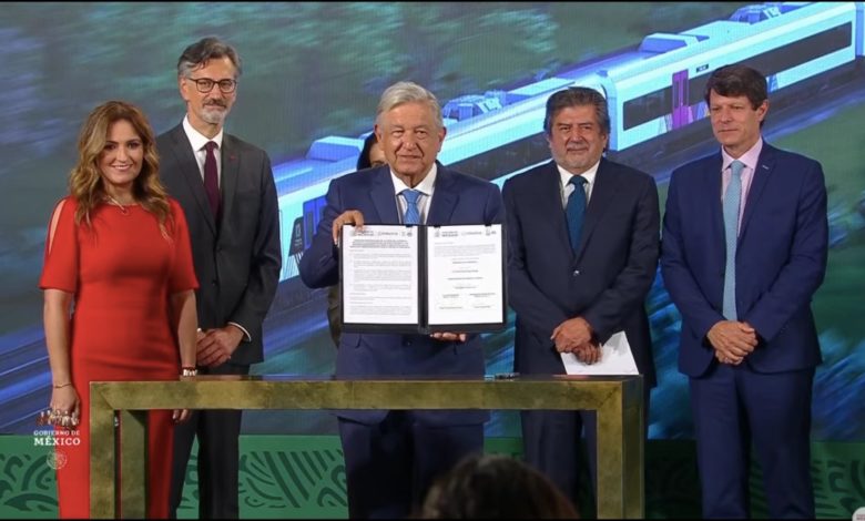 AMLO firma contrato para adquisición de trenes del Tren Maya y anuncia que se armarán en México