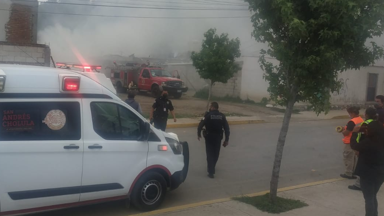 Por: Cortesía Se incendió Fabrica de Colchones en San Pedro Cholula
