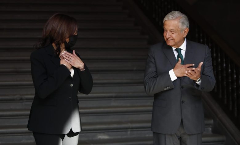 Por: Cortesía AMLO contó a Kamala Harris que hizo una limpia a la silla presidencial “por si las moscas”