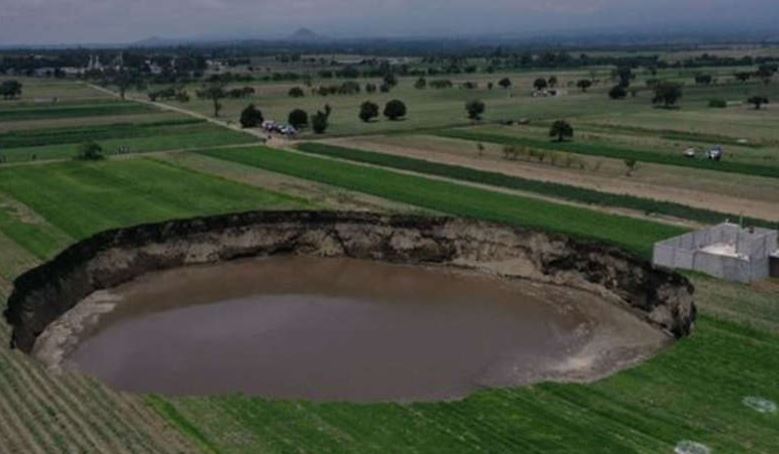 Estadios Cuauhtémoc y Azteca ya caben en socavón de Puebla