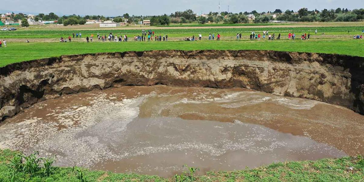 'Lomitos' que cayeron al socavón en Puebla siguen con vida; Dron los graba